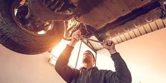 Talleres Barba Motor reparando parte inferior de vehiculo